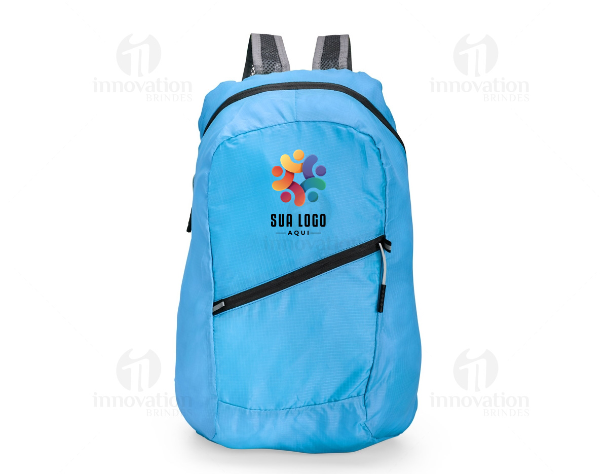 Mochila dobrável de poliéster com capacidade de 14 litros.