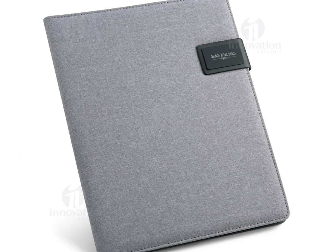 Pasta A4 em couro marrom para organização de documentos no escritório. Design moderno e elegante, ideal para guardar papéis