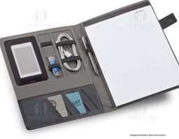 Pasta A4 em couro preto para organização eficiente no escritório. Ideal para documentos, notas e reuniões de negócios.