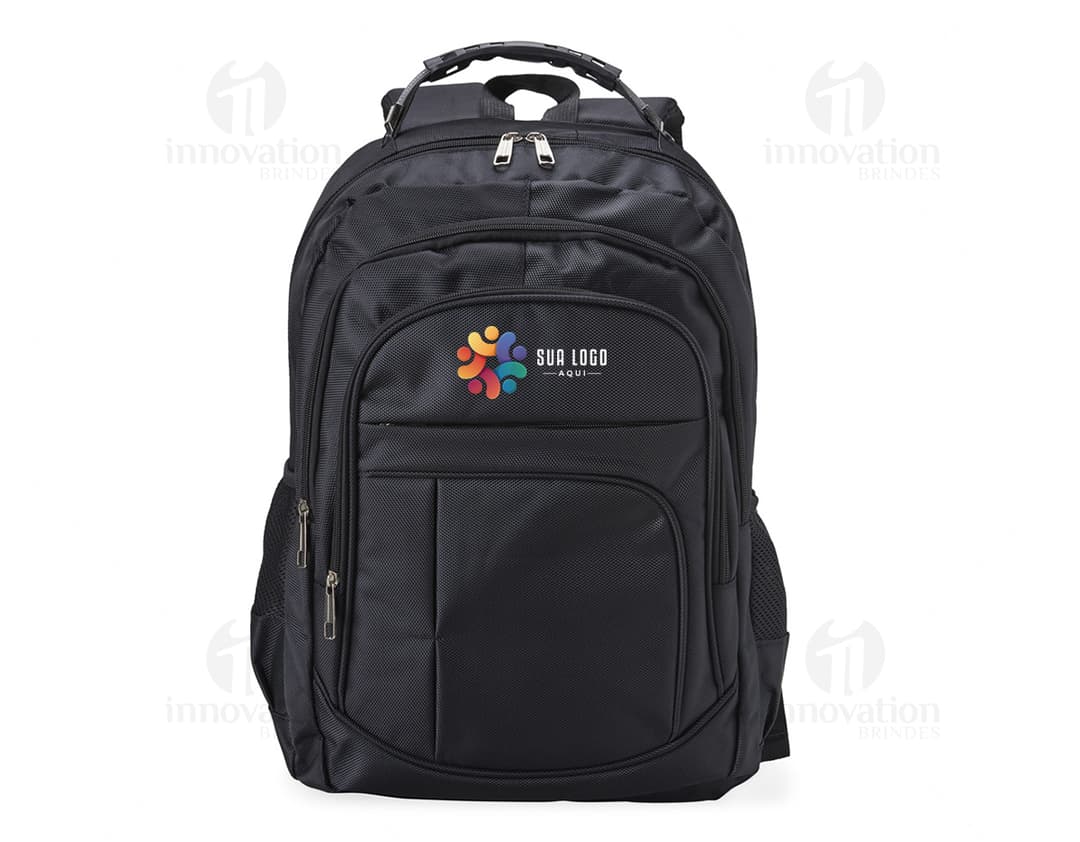 Mochila em couro preto moderna e elegante para viagens e passeios. Acessório de moda perfeito para quem busca praticidade e