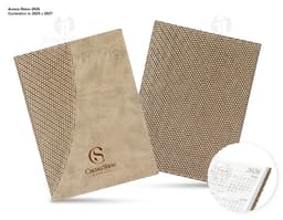 Agenda Diaria 2025 com capa preta e nome em dourado. Páginas internas com layout limpo e organizado, marcador de página de