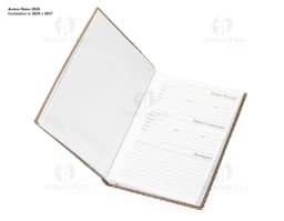Agenda Diaria 2025 com capa preta e nome em dourado. Páginas internas com layout limpo e organizado, marcador de página de