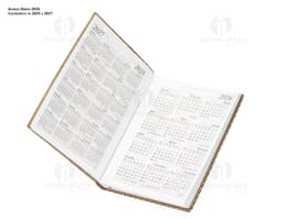 Agenda Diaria 2025 com capa preta e nome em dourado. Páginas internas com layout limpo e organizado, marcador de página de