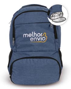 Mochila de poliéster preta com capacidade de 26L, com alça de mão e alças para as costas. Possui zíper, bolsos e