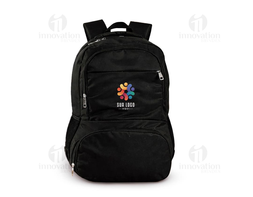 Mochila de poliéster preta com capacidade de 26L, com alça de mão e alças para as costas. Possui zíper, bolsos e