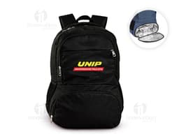 Mochila de poliéster preta com capacidade de 26L, com alça de mão e alças para as costas. Possui zíper, bolsos e