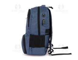 Mochila de poliéster preta com capacidade de 26L, com alça de mão e alças para as costas. Possui zíper, bolsos e