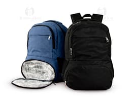 Mochila de poliéster preta com capacidade de 26L, com alça de mão e alças para as costas. Possui zíper, bolsos e