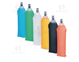 Garrafa de plástico transparente, com tampa, etiqueta e líquido. O produto é um Squeeze Dobrável TPU 500ml, indicado para