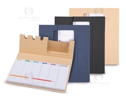 Bloco de anotações com suporte, contendo papel, envelope e cartão dentro de uma caixa de papelão. A imagem mostra um