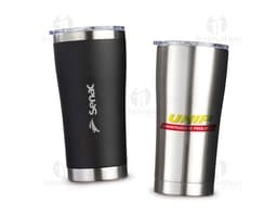 Copo térmico de 550ml em metal prateado, com tampa e parede dupla para manter a bebida quente ou fria por mais tempo. Design