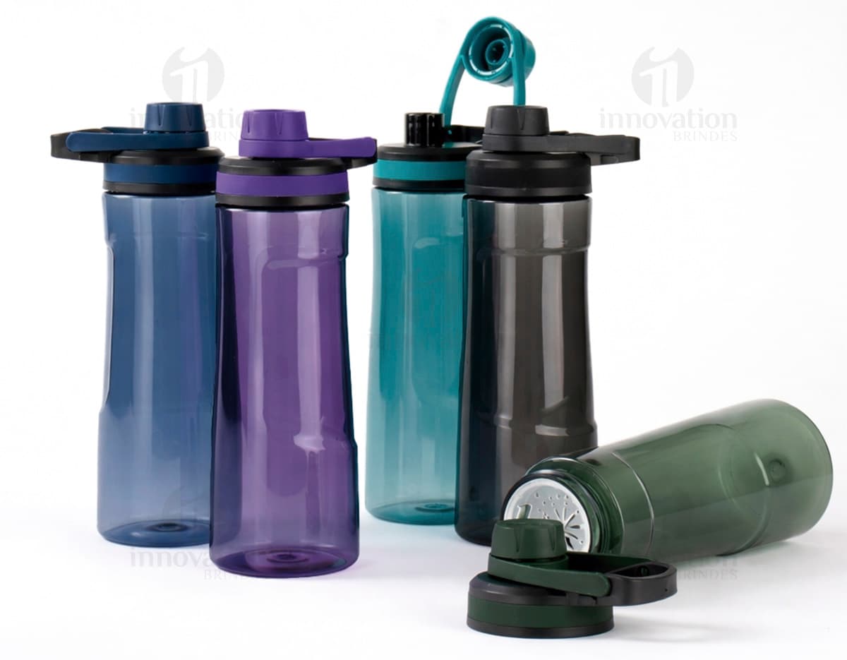 Garrafa Plástica de 750ml transparente, com tampa de metal, contendo líquido. O recipiente está limpo e vazio, refletindo a