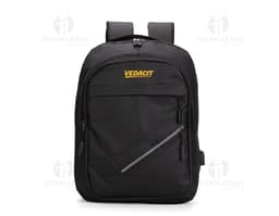 Mochila de couro preta estilo briefcase com alça de mão e alças para as costas. Fechamento com zíper, detalhes em metal e