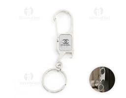 Chaveiro de metal com design de handcuff em close-up, incluindo anel e corrente, indicando segurança e controle.