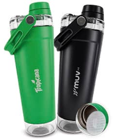 Coqueteleira Térmica 650ml em metal prateado e plástico preto, com design elegante. O objeto contém líquido transparente e
