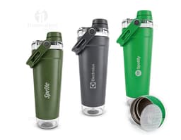 Coqueteleira Térmica 650ml em metal prateado e plástico preto, com design elegante. O objeto contém líquido transparente e