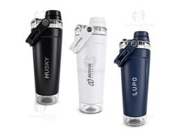 Coqueteleira Térmica 650ml em metal prateado e plástico preto, com design elegante. O objeto contém líquido transparente e