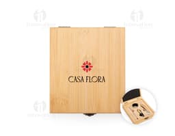Caixa de papelão marrom aberta com 4 peças de kit de vinho dentro, incluindo um abridor de garrafas, um cortador de lacre, um
