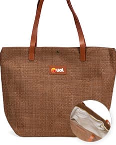 Bolsa de palha trançada marrom, elegante e moderna, com alça de couro, fecho de zíper, detalhes em metal, design vazado, e