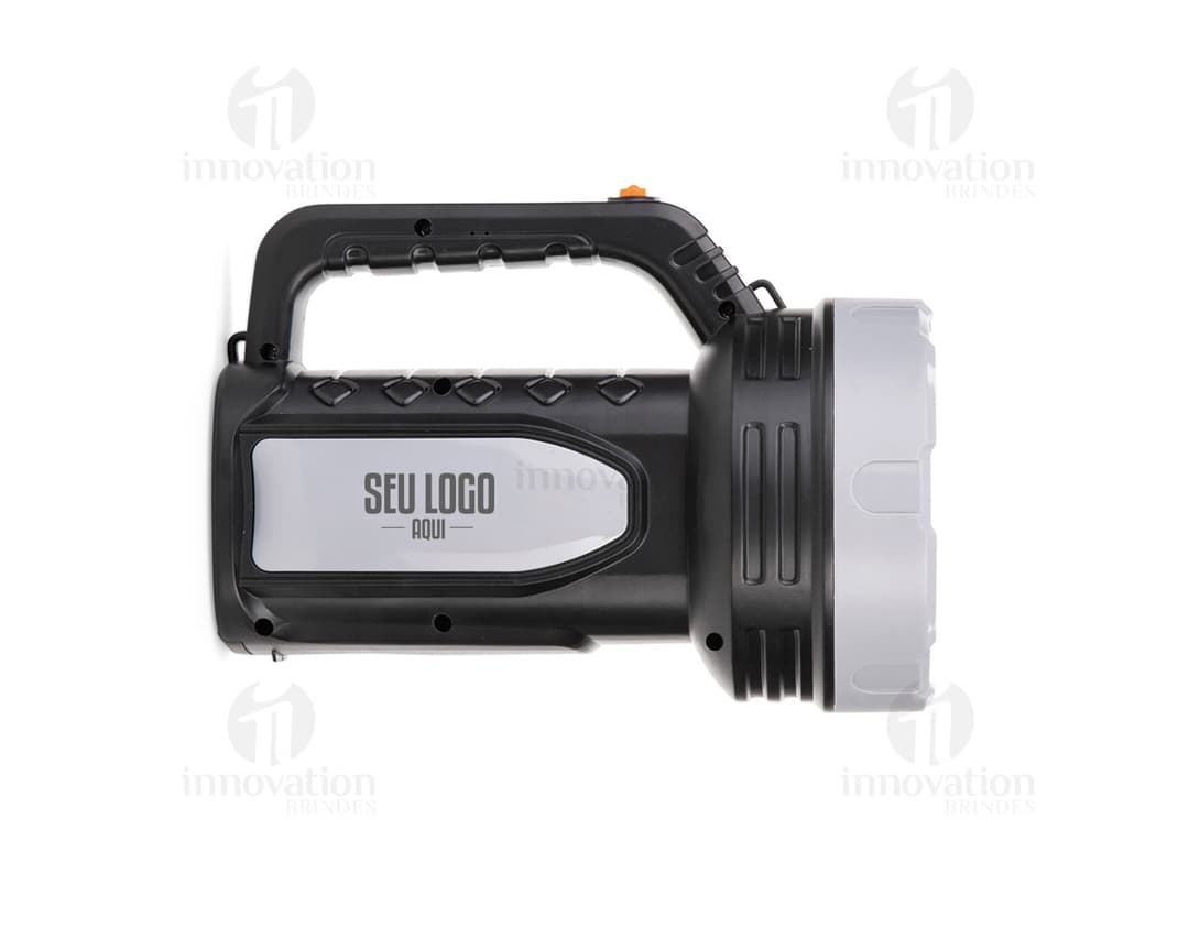 Fotografia de uma lanterna plástica recarregável com design moderno e recortes que remetem a um carro. O produto possui lente