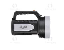 Fotografia de uma lanterna plástica recarregável com design moderno e recortes que remetem a um carro. O produto possui lente