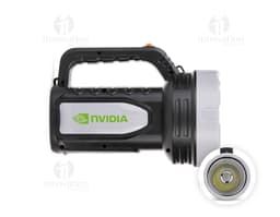 Fotografia de uma lanterna plástica recarregável com design moderno e recortes que remetem a um carro. O produto possui lente