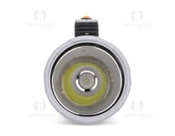 Fotografia de uma lanterna plástica recarregável com design moderno e recortes que remetem a um carro. O produto possui lente