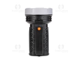 Fotografia de uma lanterna plástica recarregável com design moderno e recortes que remetem a um carro. O produto possui lente