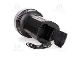 Fotografia de uma lanterna plástica recarregável com design moderno e recortes que remetem a um carro. O produto possui lente