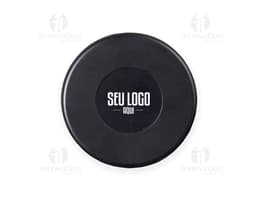 Puck de metal preto brilhante com símbolos de seta, círculos e botões, representando um Kit Cabo USB-C com 3 Adaptadores.