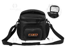 Bolsa térmica de 7 litros em couro preto, com alça única, fecho de zíper, elegante e moderna. Ideal para viagens, negócios