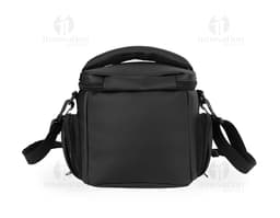 Bolsa térmica de 7 litros em couro preto, com alça única, fecho de zíper, elegante e moderna. Ideal para viagens, negócios