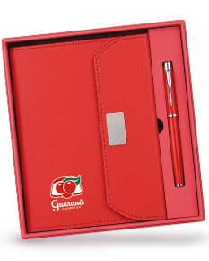 Notebook e binder em couro preto com capa protetora, vazios e prontos para serem preenchidos com informações de negócios. O