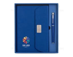 Notebook e binder em couro preto com capa protetora, vazios e prontos para serem preenchidos com informações de negócios. O