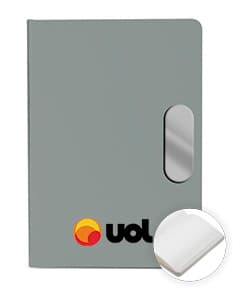 Caderno em PU com placa em metal, objeto digital com design moderno e espaço vazio para etiqueta. Aparece em um ambiente de