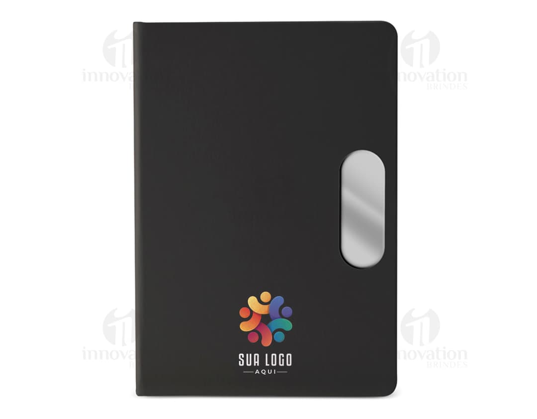 Caderno em PU com placa em metal, objeto digital com design moderno e espaço vazio para etiqueta. Aparece em um ambiente de