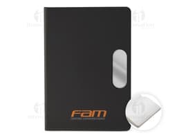 Caderno em PU com placa em metal, objeto digital com design moderno e espaço vazio para etiqueta. Aparece em um ambiente de