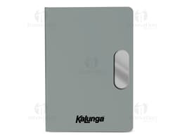 Caderno em PU com placa em metal, objeto digital com design moderno e espaço vazio para etiqueta. Aparece em um ambiente de