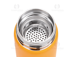 Garrafa térmica de 300ml em plástico amarelo, com tampa transparente e design clean. Ideal para manter bebidas quentes ou