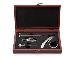 Kit Vinho 5 Peças em uma caixa de couro vazia, com compartimentos para garrafa, taças, saca-rolhas, termômetro e corta-gotas.
