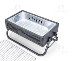 Churrasqueira portátil com design moderno e compacto, ideal para uso em ambientes externos. Feita de metal e plástico, possui