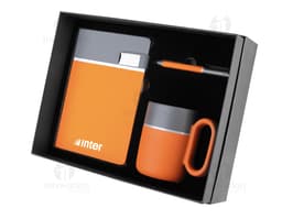 Uma imagem representando um kit de escritório moderno e tecnológico, incluindo um videodisk, notebook, computador, ícone