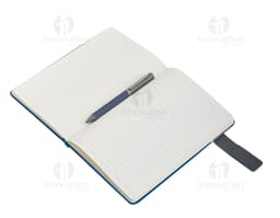 Uma imagem representando um kit de escritório moderno e tecnológico, incluindo um videodisk, notebook, computador, ícone