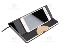 Kit de escritório contendo notebook, equipamento tecnológico, objetos diversos, telefone celular, produtos de maquiagem