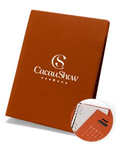Caderno Fichário PU marrom com capa dura, contendo papel em branco para anotações. Inclui clips para prender folhas, quadro de avisos adesivo e espaço para cartões e envelopes. Ideal para escrita e organização de documentos no ambiente de trabalho ou estudo.