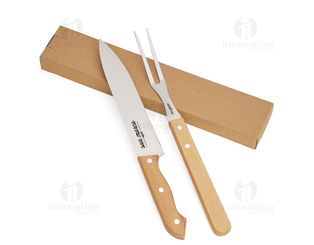 Kit churrasco 2 peças de qualidade em inox, ideal para preparar deliciosas refeições ao ar livre. Com faca e garfo, este