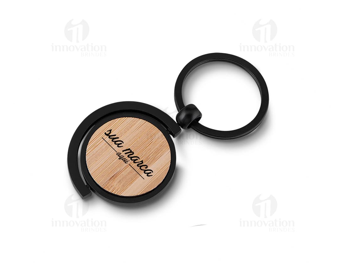Chaveiro brilhante e elegante para personalizar com sua marca. Perfeito para brindes de negócios. Foto em close-up, isolado