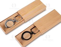 Chaveiro brilhante e elegante para a sua marca. Perfeito para presentear clientes e funcionários. Mantenha sua marca sempre