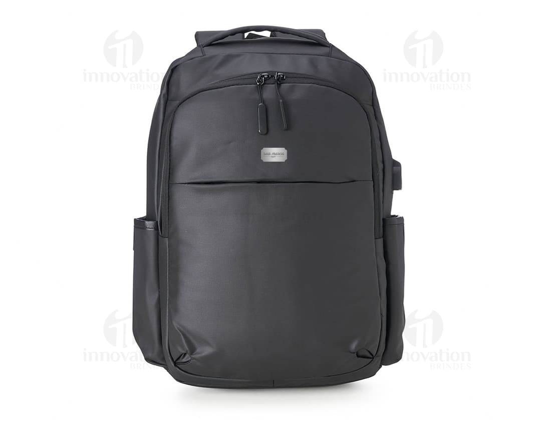 Mochila em couro sintético, ideal para viagens a trabalho ou lazer. Resistente, com alça ajustável e diversos compartimentos