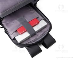 Mochila de couro sintético elegante e resistente, perfeita para te acompanhar em viagens e passeios. Com alça ajustável